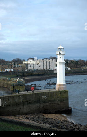 Niedrigwasser unterhalb der malerischen Leuchtturm in Newhaven am Stadtrand von Edinburgh Stockfoto