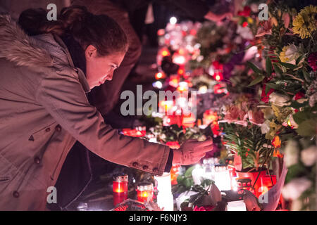 Frankfurt am Main, Deutschland. 16. November 2015. Menschen Licht Kerzen und Blumen statt, während eine Mahnwache vor dem französischen Konsulat in Frankfurt am Main, 16. November 2015. Mindestens 129 Menschen wurden getötet und 350 Menschen verletzt in einer Reihe von Terroranschlägen in Paris in der Nacht vom 13. November bis 14. November 2015. Foto: Boris Roessler/Dpa/Alamy Live News Stockfoto