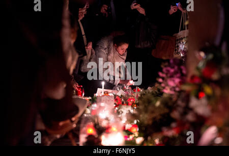 Frankfurt am Main, Deutschland. 16. November 2015. Menschen Licht Kerzen und Blumen statt, während eine Mahnwache vor dem französischen Konsulat in Frankfurt am Main, 16. November 2015. Mindestens 129 Menschen wurden getötet und 350 Menschen verletzt in einer Reihe von Terroranschlägen in Paris in der Nacht vom 13. November bis 14. November 2015. Foto: Boris Roessler/Dpa/Alamy Live News Stockfoto