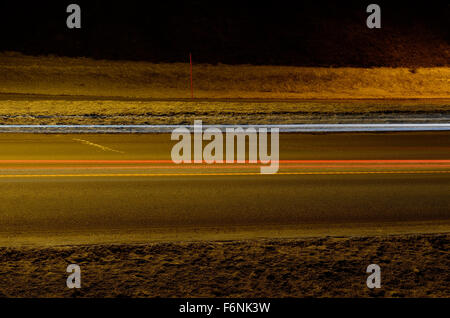 Auto helle Streifen Nacht unterwegs Stockfoto