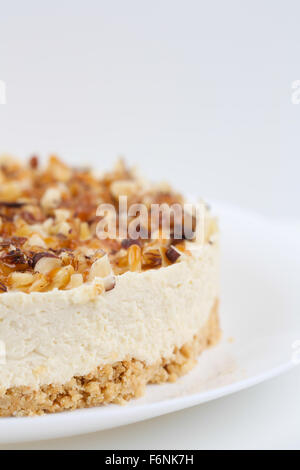 Hausgemachter Kokos Käsekuchen mit Karamell und verschiedenen Nüssen Stockfoto