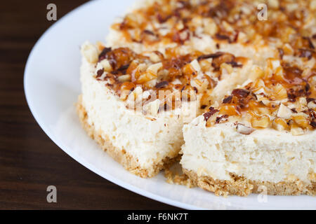 Hausgemachter Kokos Käsekuchen mit Karamell und verschiedenen Nüssen Stockfoto