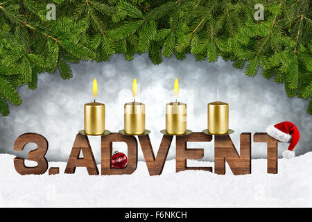 dritten Advent-Konzept mit Kerzen und Tannenzweigen Stockfoto