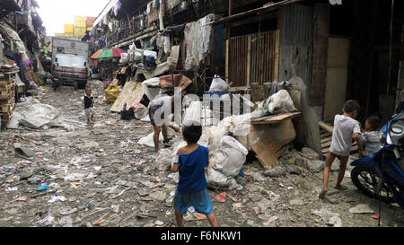 Manila, Philippinen. 14. November 2015. Menschen suchen ihre gesammelten Müllberge für benutzbare Gegenstände in einer Straße im Stadtteil Tondo Slum in Manila, Philippinen, 14. November 2015. Foto: Girlie Linao/Dpa/Alamy Live News Stockfoto