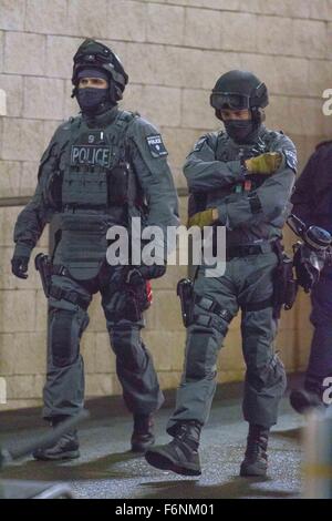 Bewaffneten MET Metropolitanpolizei außerhalb Wembley Stadium, London, Großbritannien. Stockfoto