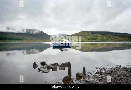 Malerisch und Tranqill Wasser des Loch Arkaig in den Highlands von Schottland.  Ruhige Gewässer geben perfekte Reflexionen Stockfoto