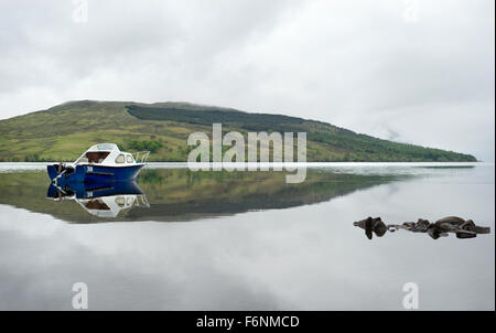 Malerisch und Tranqill Wasser des Loch Arkaig in den Highlands von Schottland.  Ruhige Gewässer geben perfekte Reflexionen Stockfoto