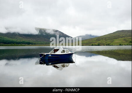 Malerisch und Tranqill Wasser des Loch Arkaig in den Highlands von Schottland.  Ruhige Gewässer geben perfekte Reflexionen Stockfoto