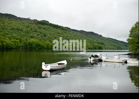 Loch Arkaig Reflexionen in der niedrigen Wolken Stockfoto