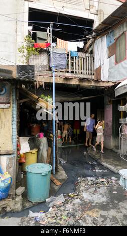 Manila, Philippinen. 14. November 2015. Eine Frau und Kinder stehen vor ihrer Hütte in Tondo slum von Manila, Philippinen, 14. November 2015. Foto: Girlie Linao/Dpa/Alamy Live News Stockfoto