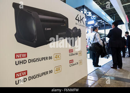 Chiba, Japan. 18. November 2015. Eine Werbung für die neue Canon 4K-Objektive auf dem Display auf der International Broadcast Equipment Exhibition (Inter BEE) in Makuhari Messe am 18. November 2015, Chiba, Japan. Die Ausstellung zeigt die neueste audiovisuelle Medientechnik einschließlich 8K Displays und neue Kamera-Ausrüstung. Inter BEE findet von November 18 bis 20. Bildnachweis: Rodrigo Reyes Marin/AFLO/Alamy Live-Nachrichten Stockfoto