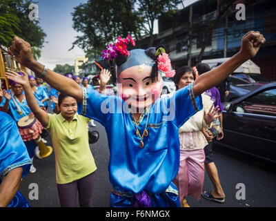 Bangkok, Thailand. 18. November 2015. Tänzerinnen im Wat Saket während der Prozession markiert den Beginn des Tempels Jahrmarkt. Wat Saket liegt auf einem künstlichen Hügel im historischen Teil von Bangkok. Der Tempel hat goldene Turmspitze d. h. 260 Fuß hoch war der höchste Punkt in Bangkok seit mehr als 100 Jahren. Der Tempelbau in den 1800er Jahren in der Regierungszeit von König Rama III begann und endete in der Regierungszeit von König Rama IV. Bildnachweis: ZUMA Press, Inc./Alamy Live-Nachrichten Stockfoto