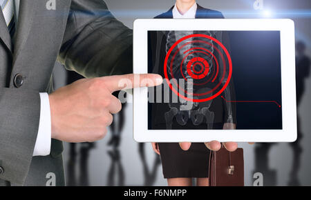 Man Holding Tablet mit x-ray Womans Körper Stockfoto