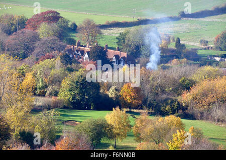 Dollar - Chiltern Hills - auf Coombe Hügel - Blick über Herbst in den Bäumen - Hütten Dächer - driften Rauch von einem Feuer Stockfoto