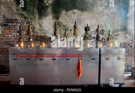 Tradition und Kultur von Thailand, Thais, die mit Öllampen, die Lampe der Geburtstag am Wat Yai Chaimongkol auf Octo auszufüllen Stockfoto