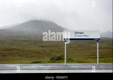 Plattform-Beschilderung an der Corrour Station, die am weitesten entfernten Bahnhof von UKs Stockfoto