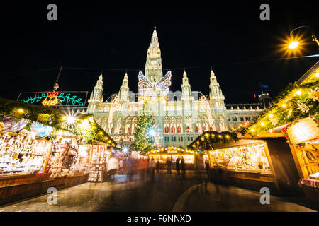 Weihnachtsmarkt am Rathausplatz in der Nacht, in Wien, Österreich. Stockfoto