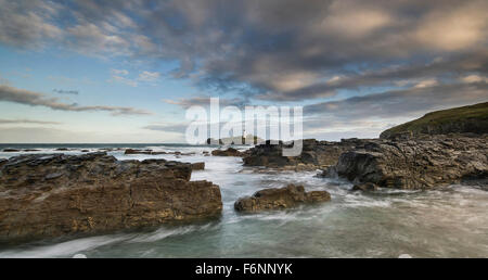 Atemberaubenden Sonnenaufgang Landschaftsbild von Godrevy in Corwnall England Stockfoto