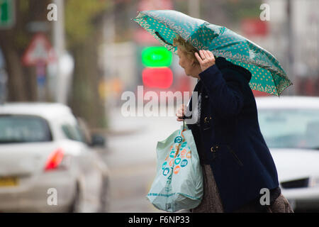 Aberystwyth Wales UK, Mittwoch, 18. November 2015 UK Wetter: Fußgänger kämpfen in den schweren Regen im Zuge der Sturm Barney nach, wie sie überqueren Sie die Straße in Aberystwyth UK Photo Credit: Keith Morris / Alamy Live News Stockfoto