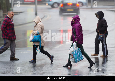 Aberystwyth Wales UK, Mittwoch, 18. November 2015 UK Wetter: Fußgänger kämpfen in den schweren Regen im Zuge der Sturm Barney nach, wie sie überqueren Sie die Straße in Aberystwyth UK Photo Credit: Keith Morris / Alamy Live News Stockfoto