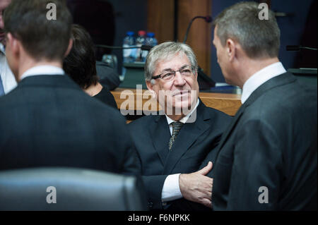 Brüssel, Bxl, Belgien. 18. November 2015. Karmenu Vella, EU-Kommissar für Umwelt, maritime Angelegenheiten und Fischerei vor dem wöchentlichen Collage der Kommissare treffen am Hauptsitz Europäischen Kommission in Brüssel, Belgien am 18.11.2015 die Europäische Kommission erlässt einen Legislativvorschlag zur Begrenzung Zugang zu Waffen. von Wiktor Dabkowski Credit: Wiktor Dabkowski/ZUMA Draht/Alamy Live-Nachrichten Stockfoto