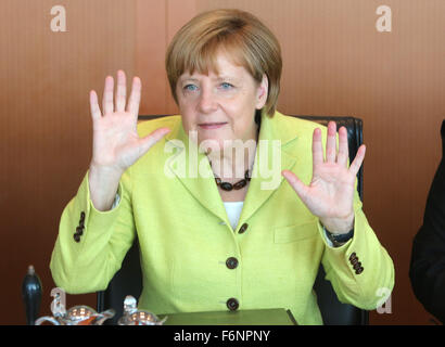 Datei - eine Archiv Bild vom 16. Juli 2014, zeigt die deutsche Bundeskanzlerin Angela Merkel (CDU) während einer Kabinettssitzung der Regierung in der Kanzlei in Berlin, Deutschland. Foto: Wolfgang Kumm/dpa Stockfoto