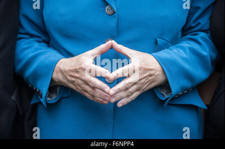 Datei - ein Archiv Bild vom 11. September 2015, zeigt die deutsche Bundeskanzlerin Angela Merkel (CDU) während einer festlichen Veranstaltung im Schloss Bellevue in Berlin, Deutschland. Foto: Michael Kappeler/dpa Stockfoto