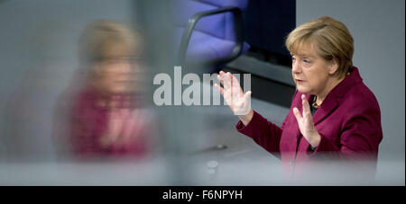 Datei - ein Archiv-Bild vom 15 Oktober 2015, zeigt die deutsche Bundeskanzlerin Angela Merkel (CDU) spricht während einer Parlamentsdebatte im Bundestag in Berlin, Deutschland. Foto: Kay Nietfeld/dpa Stockfoto