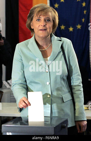 Datei - ein Archiv Bild vom 18. September 2005, zeigt die deutsche Bundeskanzlerin Angela Merkel (CDU) wirft ihre Stimmzettel bei Wahlen in Berlin, Deutschland. Foto: Peer Grimm/dpa Stockfoto