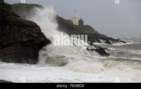 Swansea, Großbritannien. Mittwoch, 18. November 2015 im Bild: Wellen gegen Felsen in Armband Bucht mit Blick auf Mumbles Lighthouse in Swansea, South Wales UK. Re: Starke Winde haben Teile des Vereinigten Königreichs betreffen. Bildnachweis: D Legakis/Alamy Live-Nachrichten Stockfoto