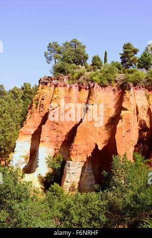 Les Ocres du Roussillon, Ochrers rot-Rock-Formation in der Nähe von Fußweg Eingang. Naturpark Luberon, Provence Cote Azur, F Stockfoto
