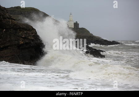 Swansea, Großbritannien. Mittwoch, 18. November 2015 im Bild: Wellen gegen Felsen in Armband Bucht mit Blick auf Mumbles Lighthouse in Swansea, South Wales UK. Re: Starke Winde haben Teile des Vereinigten Königreichs betreffen. Bildnachweis: D Legakis/Alamy Live-Nachrichten Stockfoto