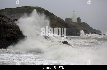 Swansea, Großbritannien. Mittwoch, 18. November 2015 im Bild: Wellen gegen Felsen in Armband Bucht mit Blick auf Mumbles Lighthouse in Swansea, South Wales UK. Re: Starke Winde haben Teile des Vereinigten Königreichs betreffen. Bildnachweis: D Legakis/Alamy Live-Nachrichten Stockfoto