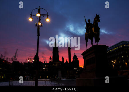 George Square bei Nacht mit Schatten Stockfoto