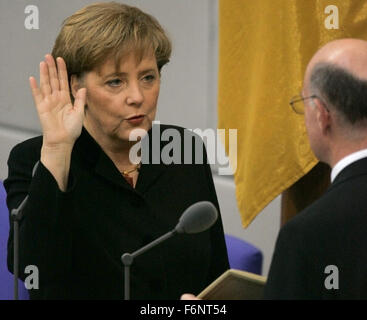 Datei - eine Archiv Bild datiert 22. November 2015 zeigt Bundeskanzlerin Angela Merkel (CDU, L) ihren Amtseid aus dem Lautsprecher des Hauses, Norbert Lammert (CDU) im Bundestag in Berlin, Deutschland. Foto: Peer Grimm/dpa Stockfoto