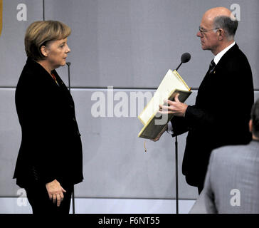 Datei - eine Archiv Bild datiert 28 Oktober 2009 zeigt die deutsche Bundeskanzlerin Angela Merkel (CDU, L) unter ihren Amtseid für ihre zweite Amtszeit aus dem Lautsprecher des Hauses, Norbert Lammert (CDU) im Bundestag in Berlin, Deutschland. Foto: Tim Brakemeier/dpa Stockfoto