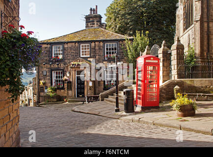 Historischen Haworth: ein Dorf von Schönheit mit einer roten Telefonzelle auf dem historischen Platz Stockfoto