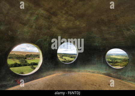 Ein Blick auf die fernen Hügel aus dem Bullauge Fenster Wycoller Atoms Stockfoto