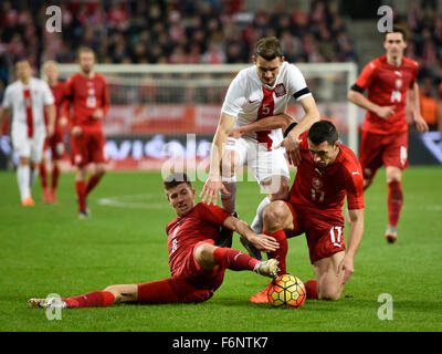 Wroclaw, Polen. 17. November 2015. Internationaler Fußball Freundschaftsspiel: Polen vs. Tschechische Republik. In Aktion Krzysztof Maczynski (5), Lukas Bartosak (L) und Marek Suchy (17) Credit: Piotr Dziurman/Alamy Live News Stockfoto