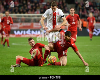 Wroclaw, Polen. 17. November 2015. Internationaler Fußball Freundschaftsspiel: Polen vs. Tschechische Republik. In Aktion Krzysztof Maczynski (5), Lukas Bartosak (L) und Marek Suchy (17) Credit: Piotr Dziurman/Alamy Live News Stockfoto