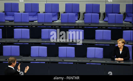 Datei - datiert eine Archiv Bild 28 Oktober 2009 zeigt die damals Vorsitzender der FPD Guido Westerwelle applaudiert Bundeskanzlerin Angela Merkel (CDU, R), sitzen auf der Bank Regierung nach ihrem Amtseid im Bundestag in Berlin, Deutschland. Foto: Tim Brakemeier/dpa Stockfoto