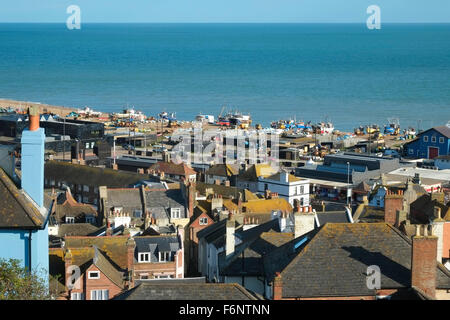 Blick über Hastings Altstadt, um die Fischerboote am Strand Hafen, East Sussex, England, UK Stockfoto