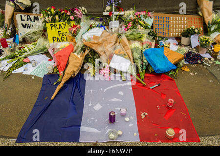 London, UK. 17. November 2015. Ehrungen für die gefallenen von Paris an einem Tag nass und grau auf dem Trafalgar Square. Ein paar Tage Afeter den Terroranschlag. Bildnachweis: Guy Bell/Alamy Live-Nachrichten Stockfoto