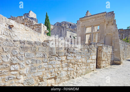 Altes Dorf Les Baux de Provence, alte Steinmauer und Ruinen auf einer Straße. Frankreich, Europa. Stockfoto