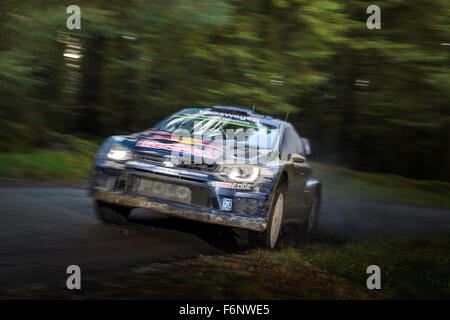 Gewinner Sebastien Ogier & Julien Ingrassia auf SS3 Myherin, Wales Rallye GB 2015 WRC. 01 Volkswagen WRT, Polo R WRC, Aktion Stockfoto