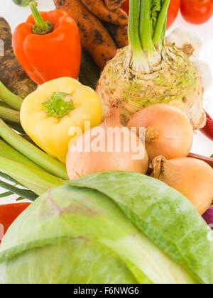 Gruppe von gesunden Gemüse Paprika Karotten Zwiebeln Kohl Sellerie Stockfoto