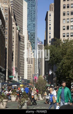Blick nach Norden bis Canyon wie Broadway von der 34th Street in Midtown Manhattan, NYC. Stockfoto