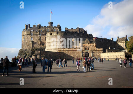 Einen Überblick über das Edinburgh Castle. Touristen, die zu Fuß in Richtung Edinburgh Castle Stockfoto