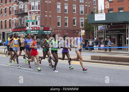 Spitzenreiter in der Frauen Abteilung kommen während der 2015 NYC Marathon 4th Avenue in Brooklyn Park Slope. Stockfoto