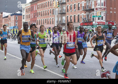 Spitzenreiter in der New York Marathon 2015 entlang 4th Avenue in Brooklyn mit Stanley Biwott (links) von Kenia dem späteren Sieger. Stockfoto